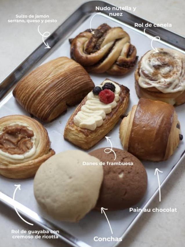 Charola con pan dulce artesanal de MOMI